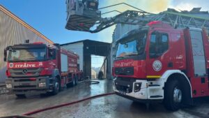 bursa-niluferde-mobilya-deposundaki-yangini-sondurme-calismalari-suruyor-5QscNlug